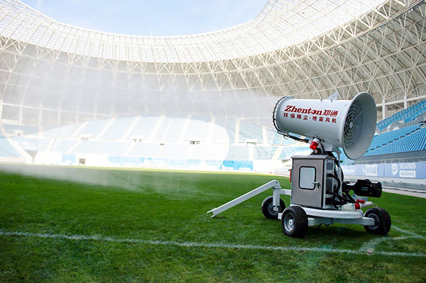 我司移动式雾炮机用于罗马尼亚足球场草坪养护1.jpg