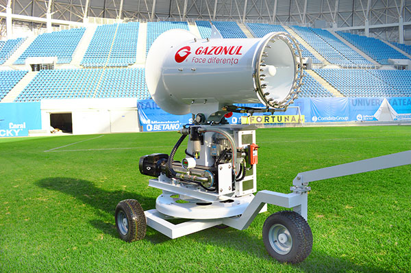 我司移动式雾炮机用于罗马尼亚足球场草坪养护3.jpg