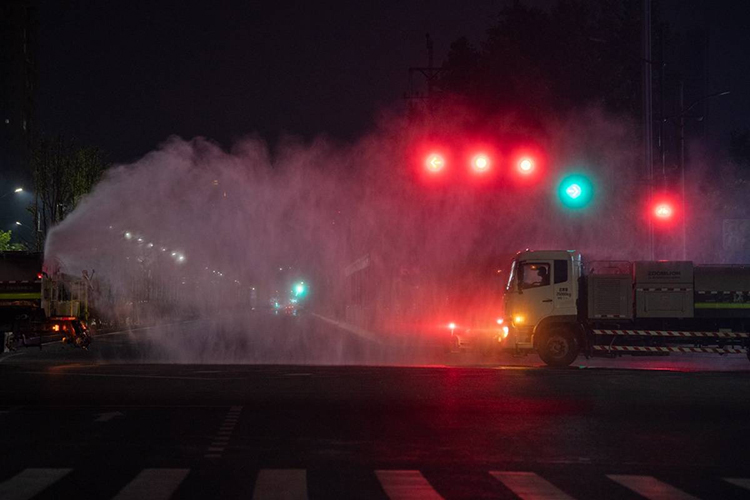 郑州进行全市集中防疫消杀，雾炮车同时作业