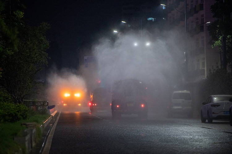 郑州进行全市集中防疫消杀，雾炮车同时作业